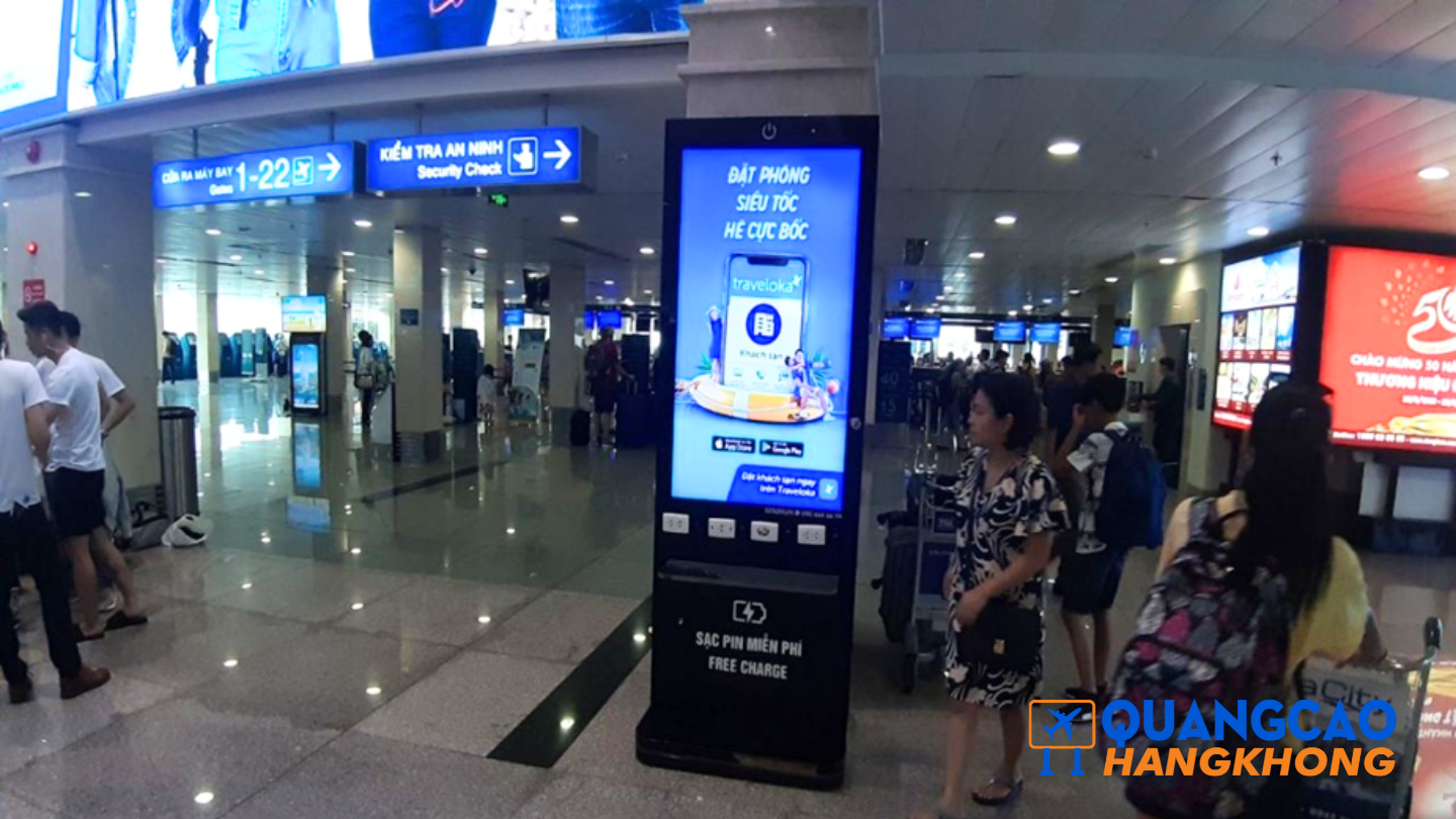 Quảng cáo trên trụ sạc pin tại sân bay