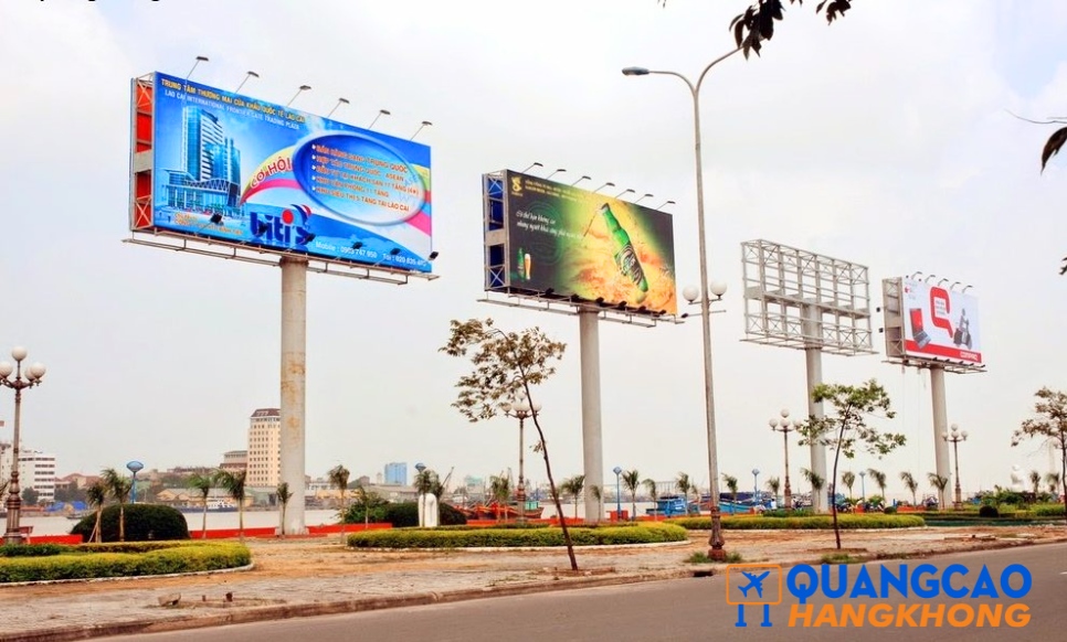 Quảng cáo biển tấm lớn tại sân bay Phú Bài