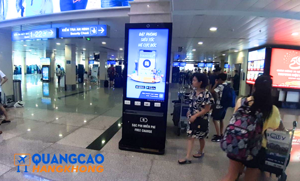 Quảng cáo tại trạm sạc điện thoại sân bay Phú Bài