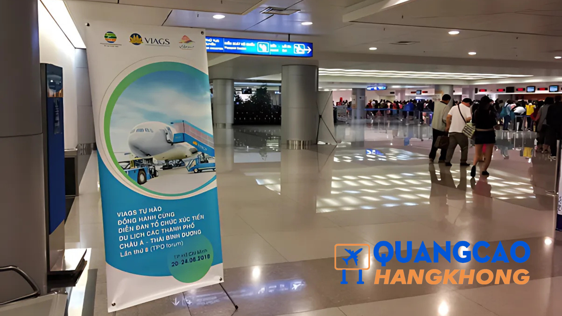 Quảng cáo bằng standee tại sân bay