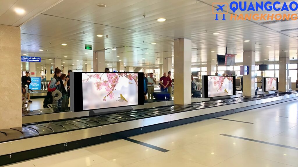 Biển hộp đèn quảng cáo sân bay Cam Ranh tại khu vực băng chuyền trả hành lý.