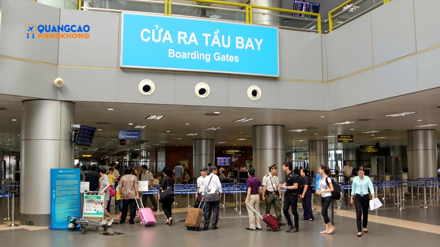 Quảng cáo màn hình LED tại khu vực cửa ra tàu bay