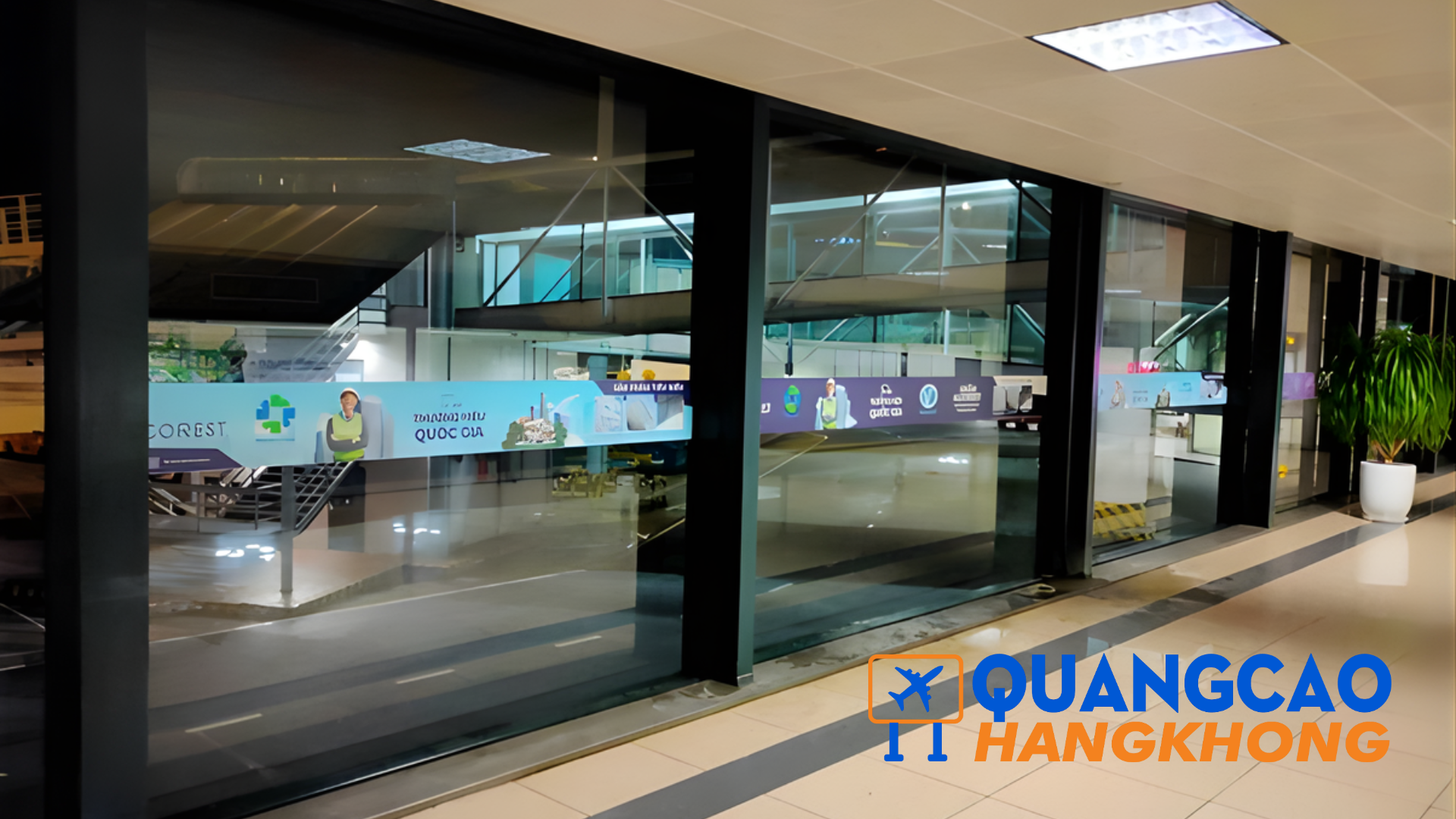 Quảng cáo dán decal trên cửa kính sân bay