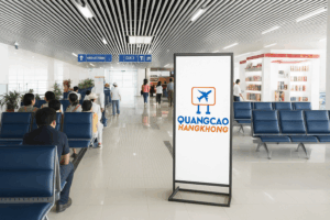Quảng cáo standee tại sân bay