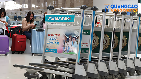 Quảng cáo bằng poster trên xe đẩy hành lý