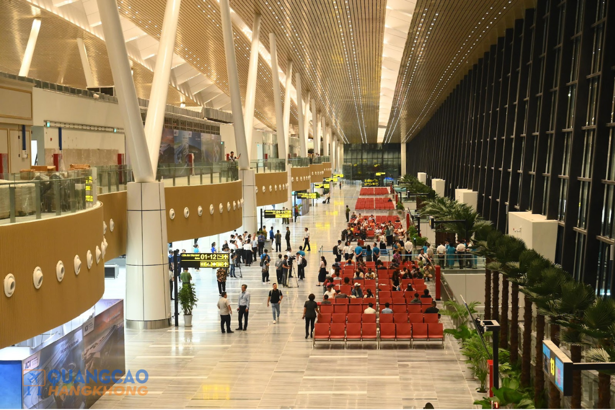 Quảng cáo màn hình LED sân bay Long tại khu vực sảnh chờ với không gian hiện đại và lượng hành khách đông