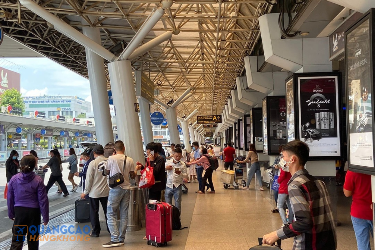 Quảng cáo màn hình LED sân bay Long Thành tại khu vực sảnh ra vào với lưu lượng hành khách và người đón tiễn đông đúc