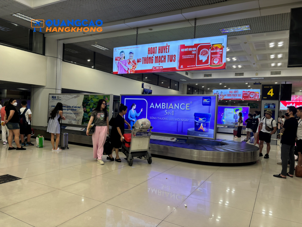 Quảng cáo màn hình LED tại khu vực băng chuyền