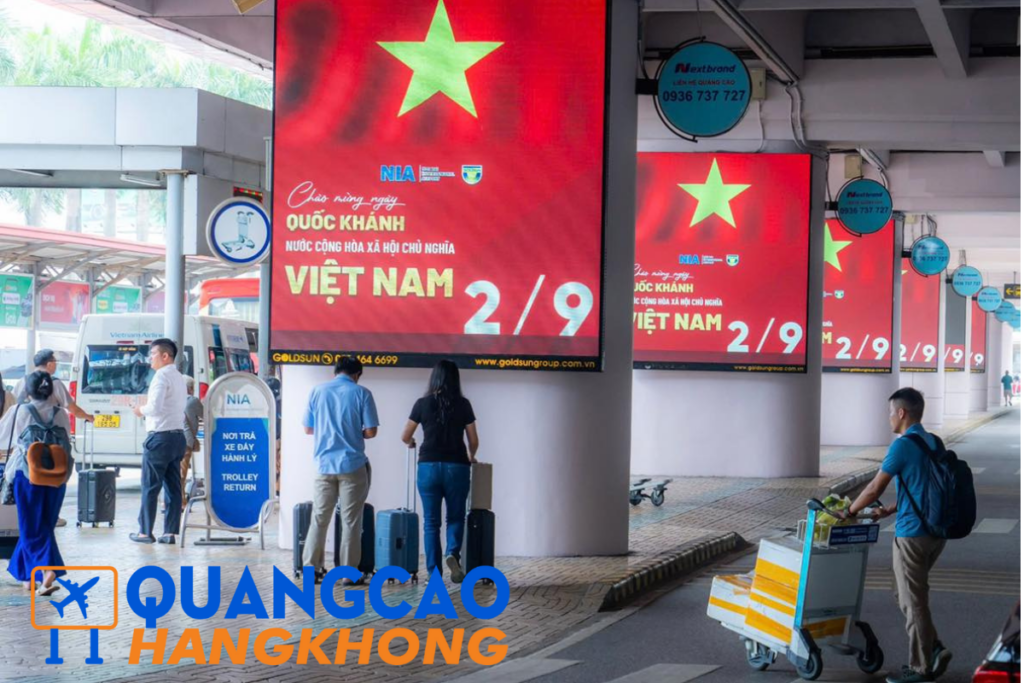 Hệ thống biển hộp đèn quảng cáo sân bay lắp đặt dọc hành lang di chuyển.