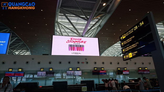 Quảng cáo màn hình LED khu vực quầy làm thủ tục check-in