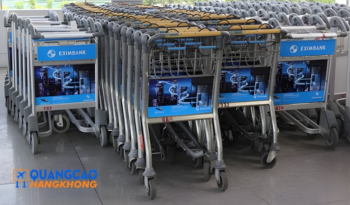 Quảng cáo trên xe đẩy hành lý tại sân bay