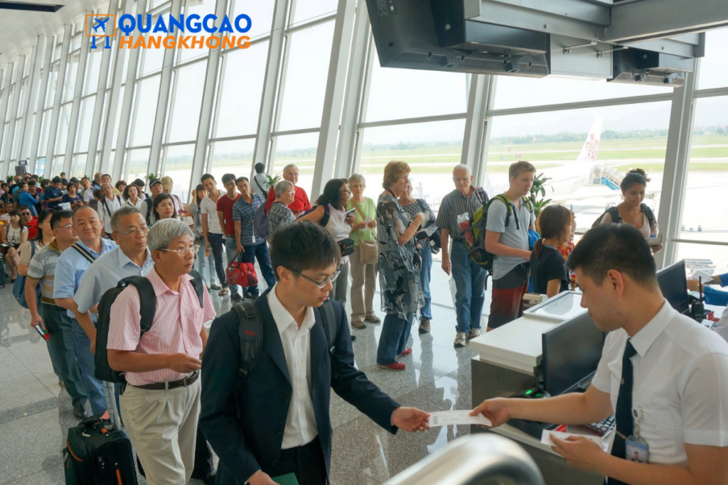 Tiếp cận khách hàng mục tiêu qua biển hộp đèn quảng cáo sân bay Cam Ranh.