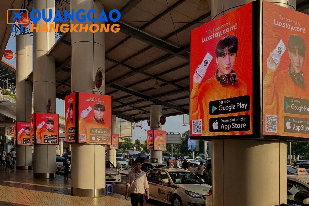 Màn hình digital hiển thị quảng cáo tại khu vực cột nhà ga, minh họa cho việc ứng dụng công nghệ số trong quảng cáo sân bay