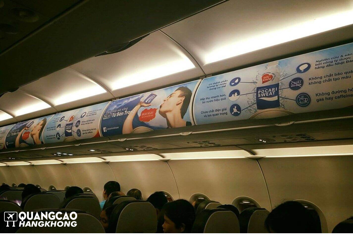 Quảng cáo trên máy bay được dán trên nắp hộc đựng hành lý trong khoang cabin