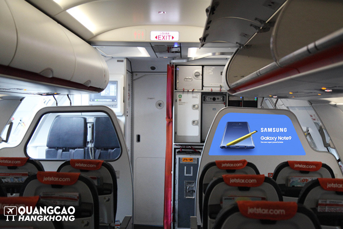 Quảng cáo trên máy bay hiển thị trên vách ngăn cabin trong khoang hành khách