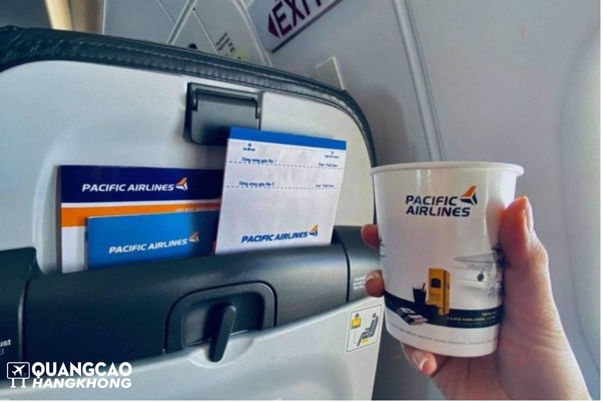 Quảng cáo trên máy bay in logo thương hiệu trên cốc giấy uống nước