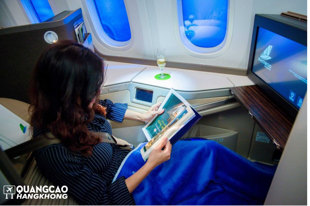 Quảng cáo trên máy bay xuất hiện trên tạp chí hàng không hành khách đang đọc trong khoang bay