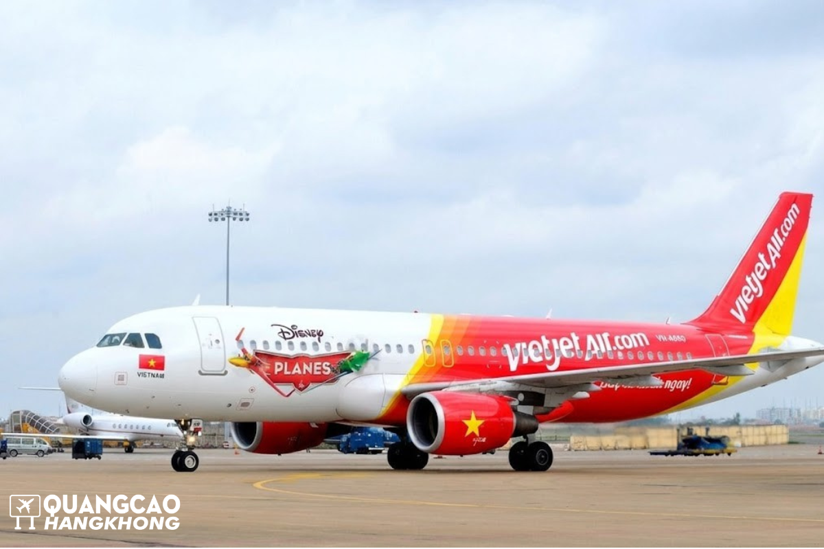 Quảng cáo trên máy bay Vietjet Air với hình ảnh thương hiệu nổi bật trên thân tàu bay