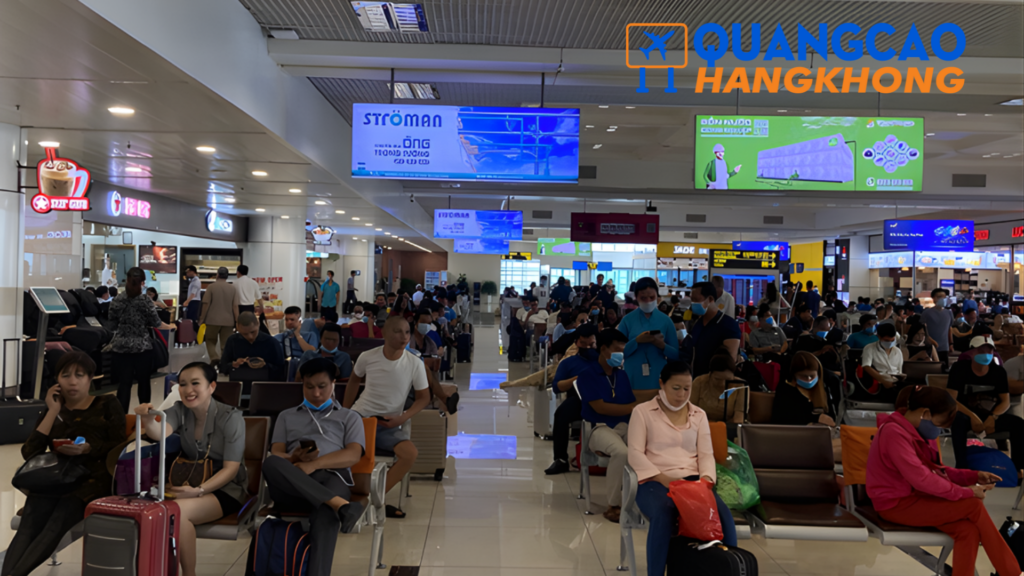 Cảnh hành khách chen chúc tại sân bay Tân Sơn Nhất phản ánh tình trạng khan hiếm vé máy bay về TP HCM sau Tết.