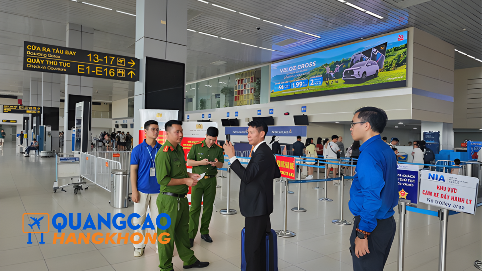 Quảng cáo biển hộp đèn tại khu vực cửa ra tàu bay