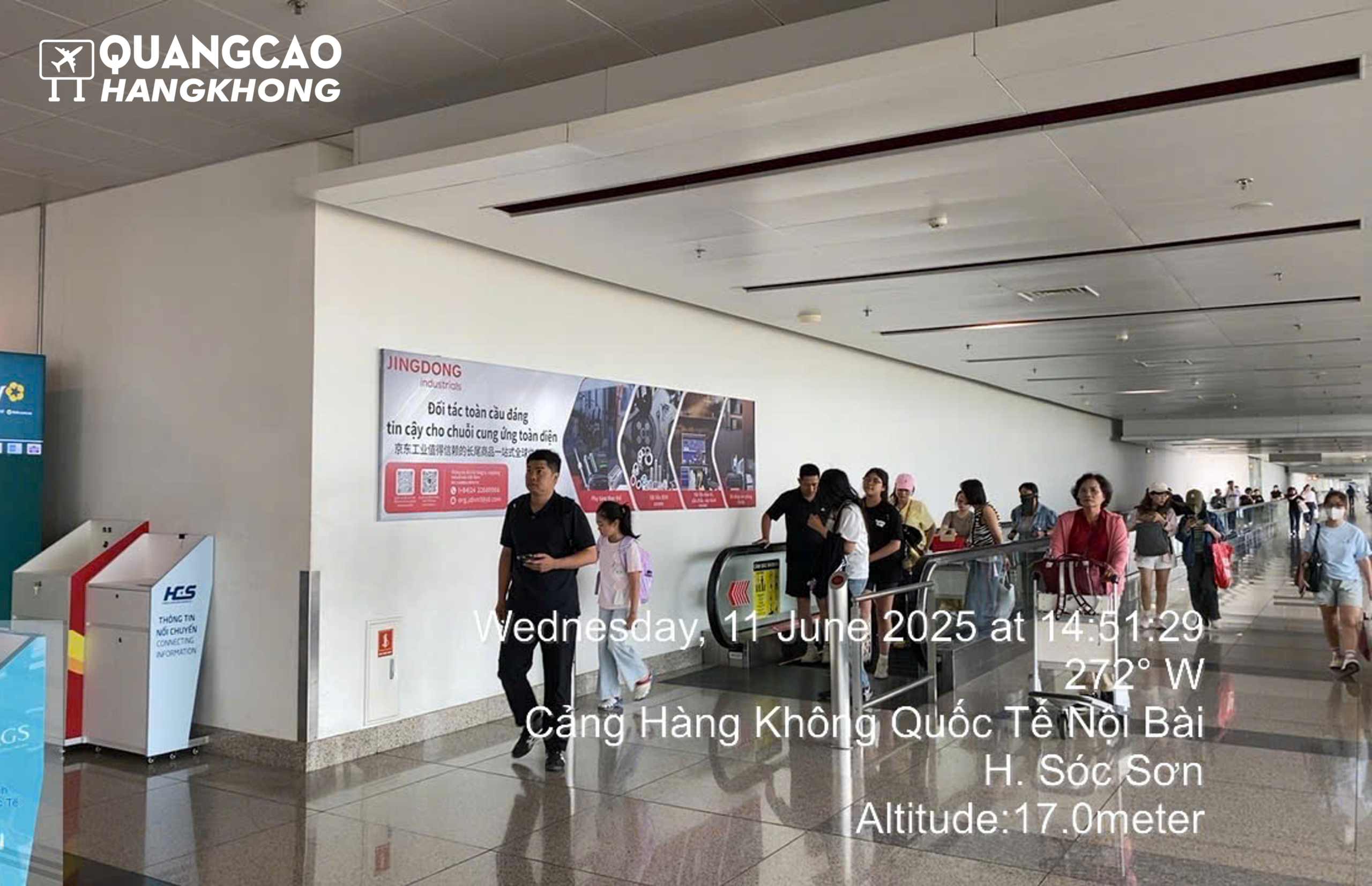 Biển hộp đèn quảng cáo tại khu vực hành lang chung ga đến