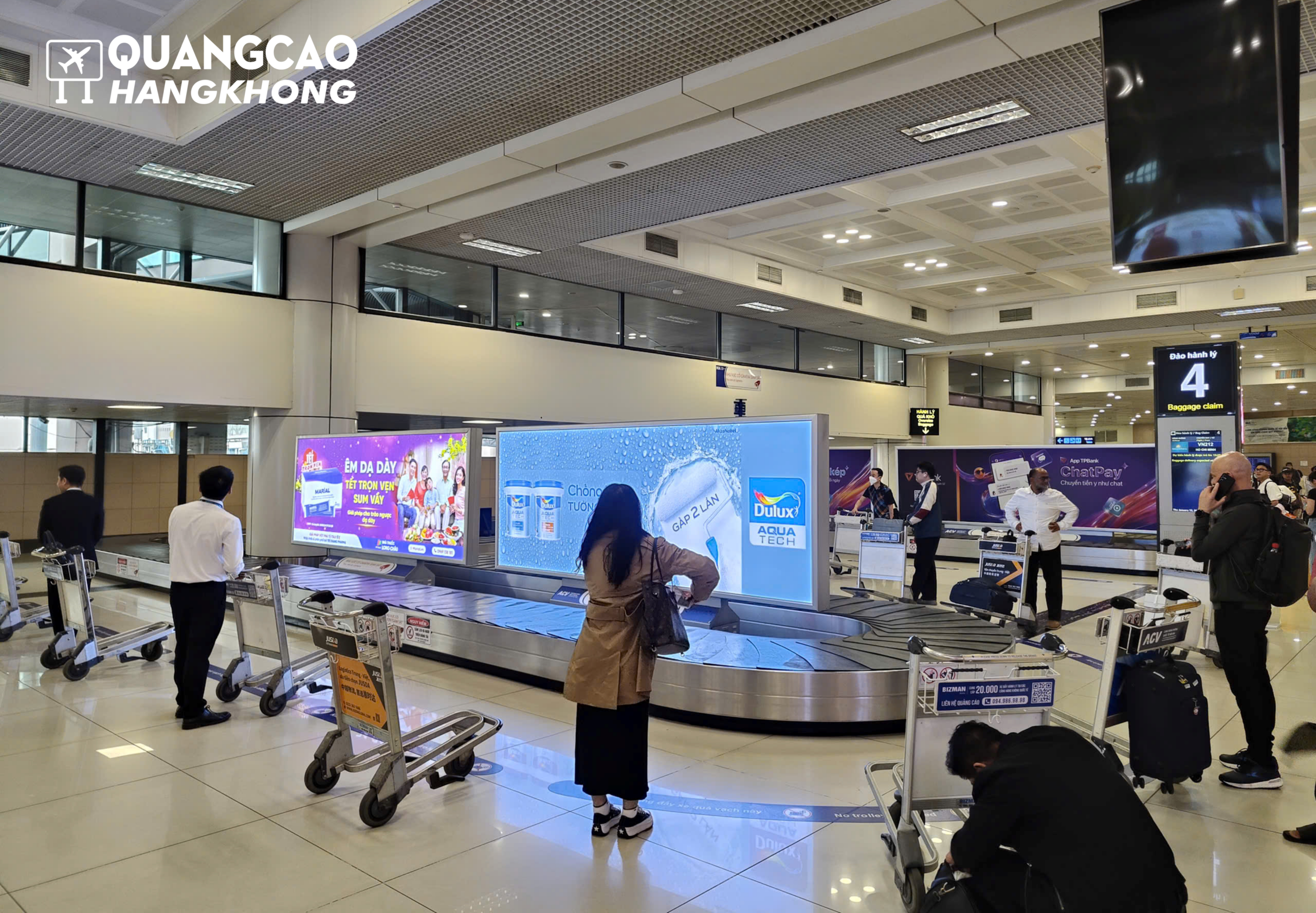 Biển hộp đèn quảng cáo tại khu vực băng chuyền nhận hành lý