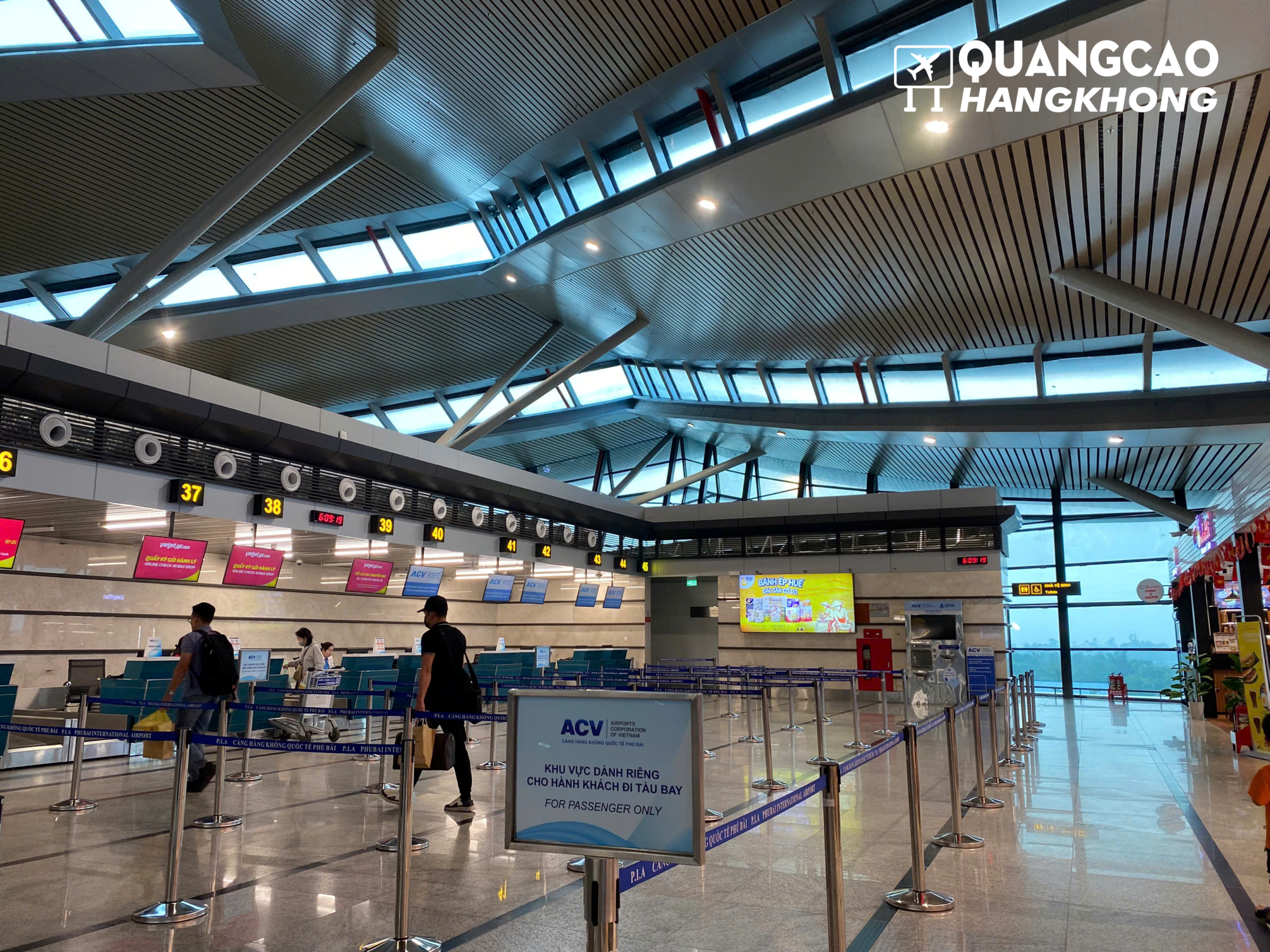 Biển hộp đèn quảng cáo tại khu vực check - in