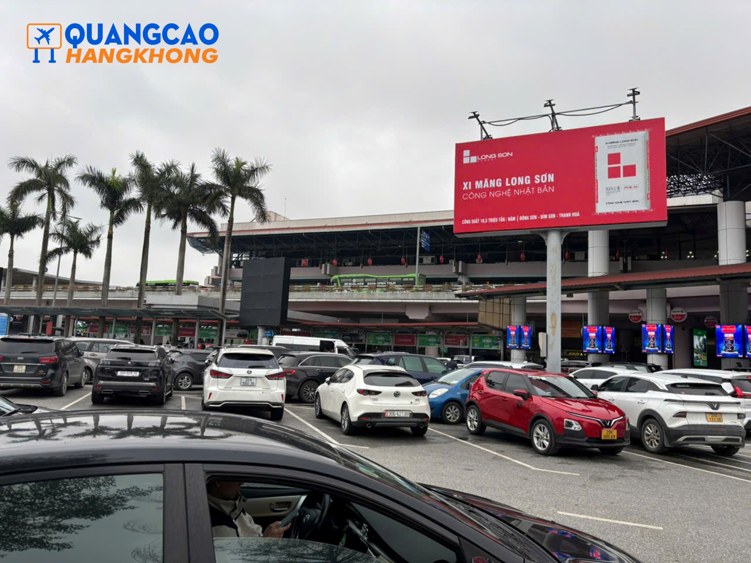 Biển quảng cáo tại khu vực công cộng, bãi đỗ xe