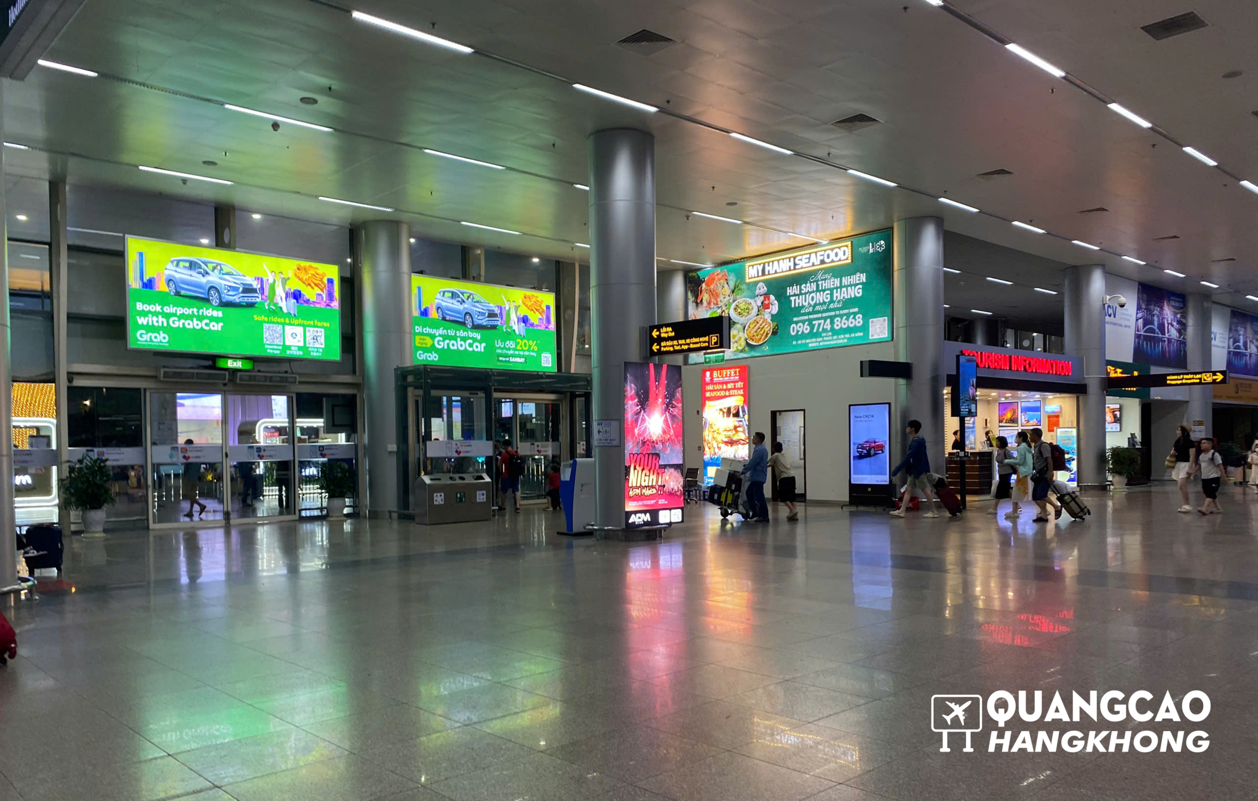 Biển hộp đèn quảng cáo tại khu vực cửa ra ga đến