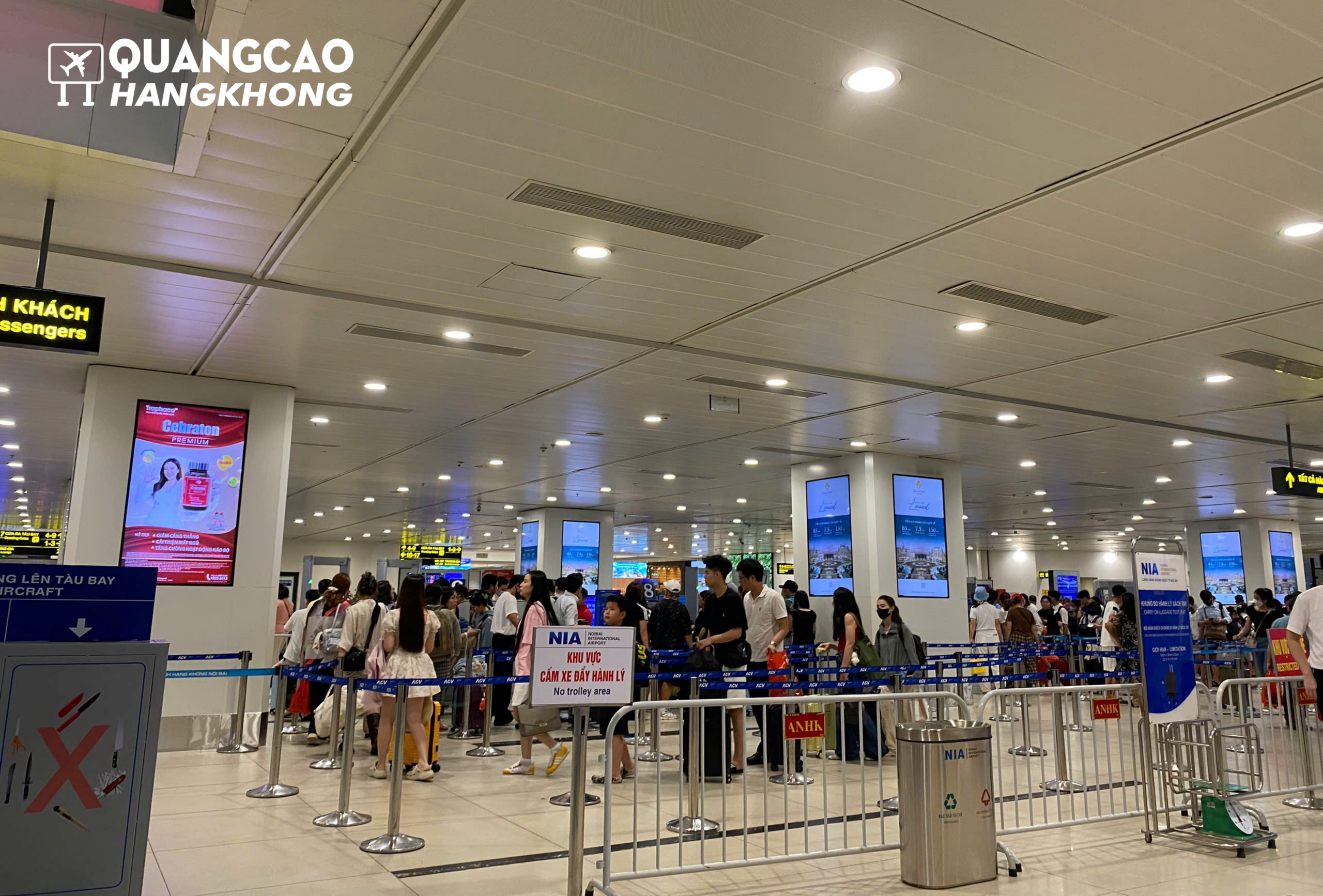 Biển hộp đèn quảng cáo tại khu vực an ninh soi chiếu