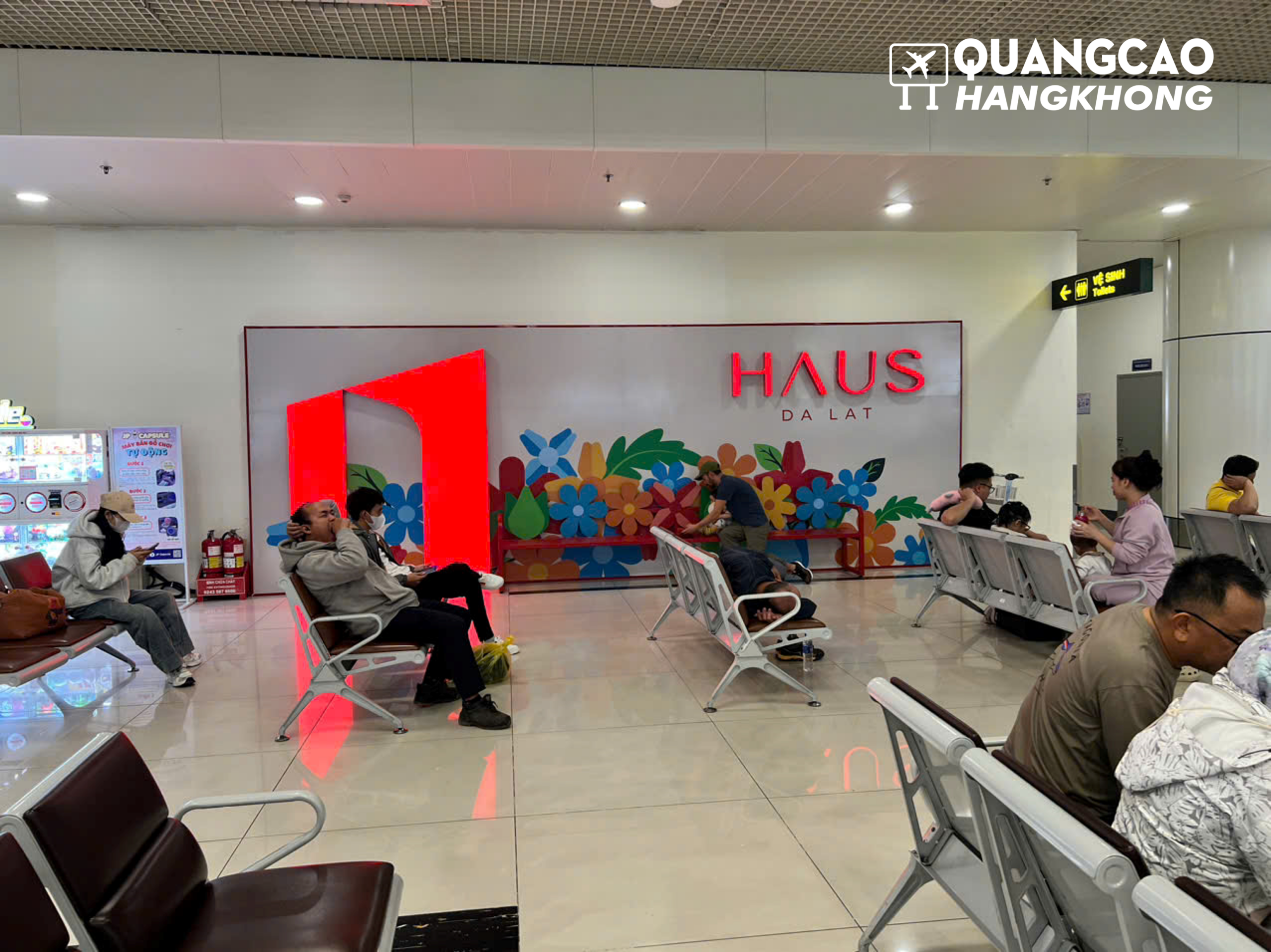 Biển hộp đèn quảng cáo tại khu vực phòng chờ lên máy bay