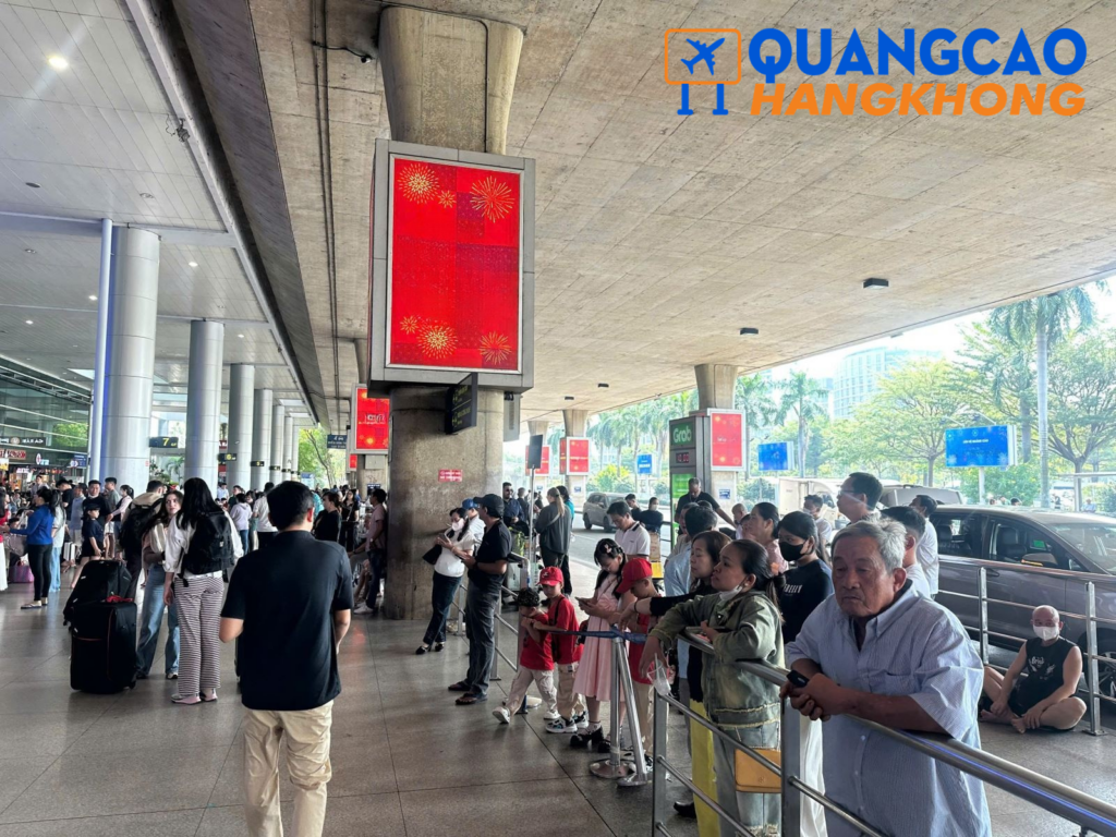 sân bay Tân Sơn Nhất đông nghẹt hành khách chờ lấy đồ sau chuyến bay về TP HCM dịp sau Tết