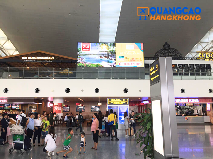 Biển hộp đèn quảng cáo sân bay nổi bật bên trong nhà ga