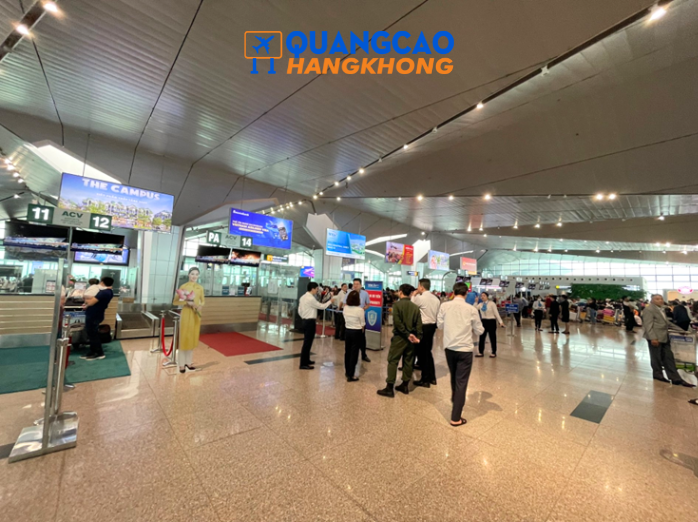 Quảng cáo biển hộp đèn tại khu vực sảnh công cộng nhà ga