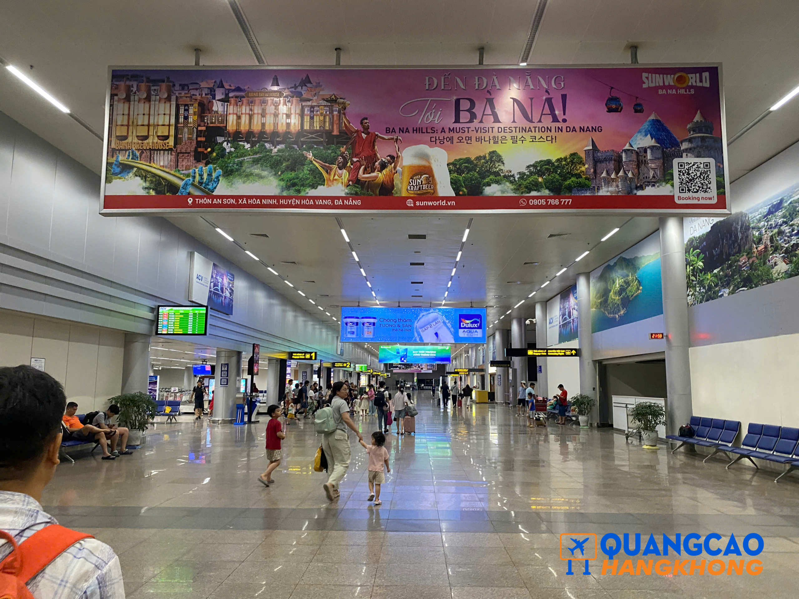 Pano quảng cáo khu vực lối di chuyển chính trong nhà ga