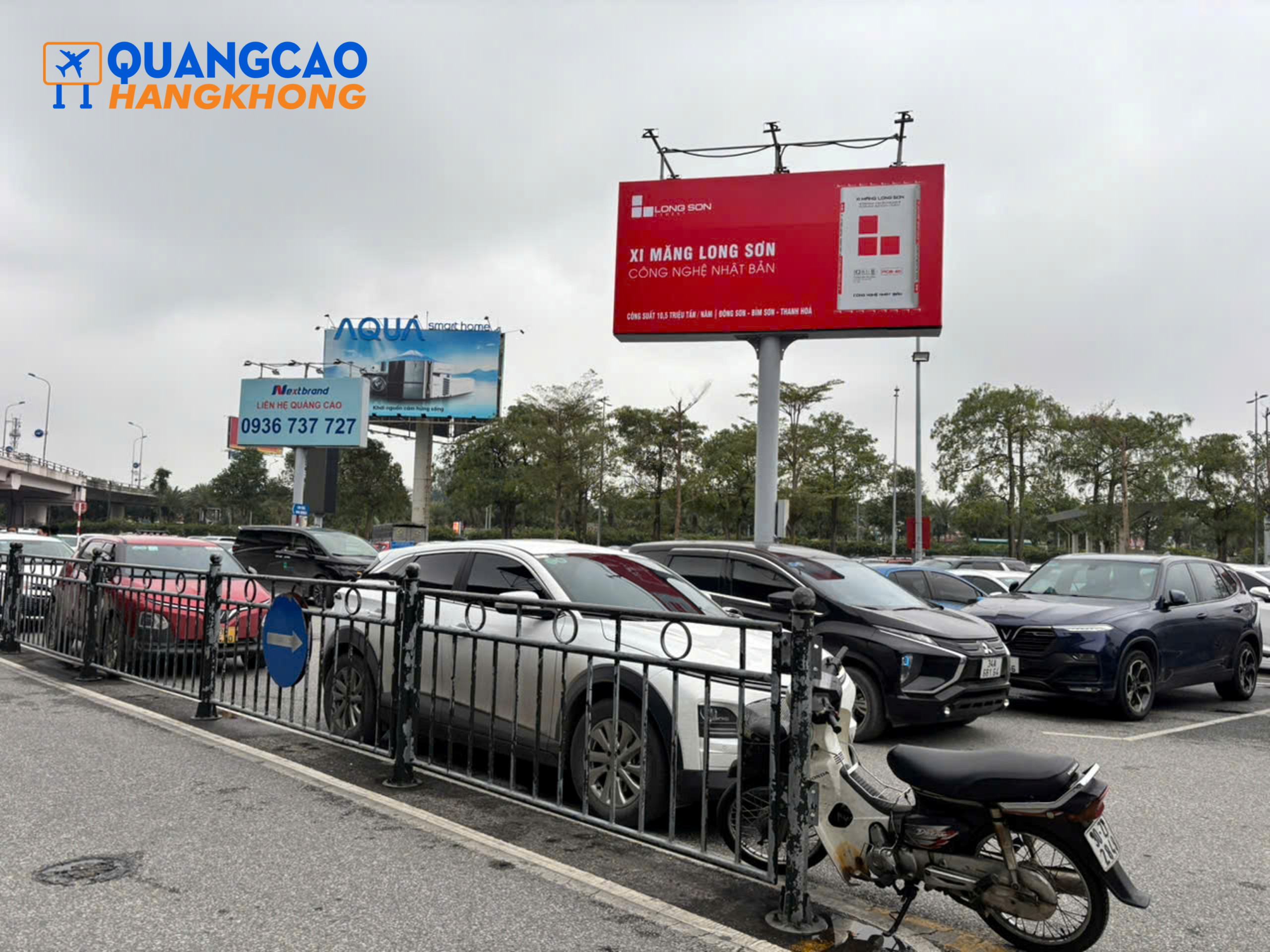 Pano quảng cáo tại khu vực bãi đỗ xe sân bay