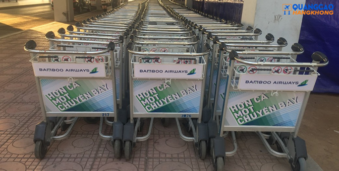 Hình thức quảng cáo bảng phía sau xe đẩy hành lý