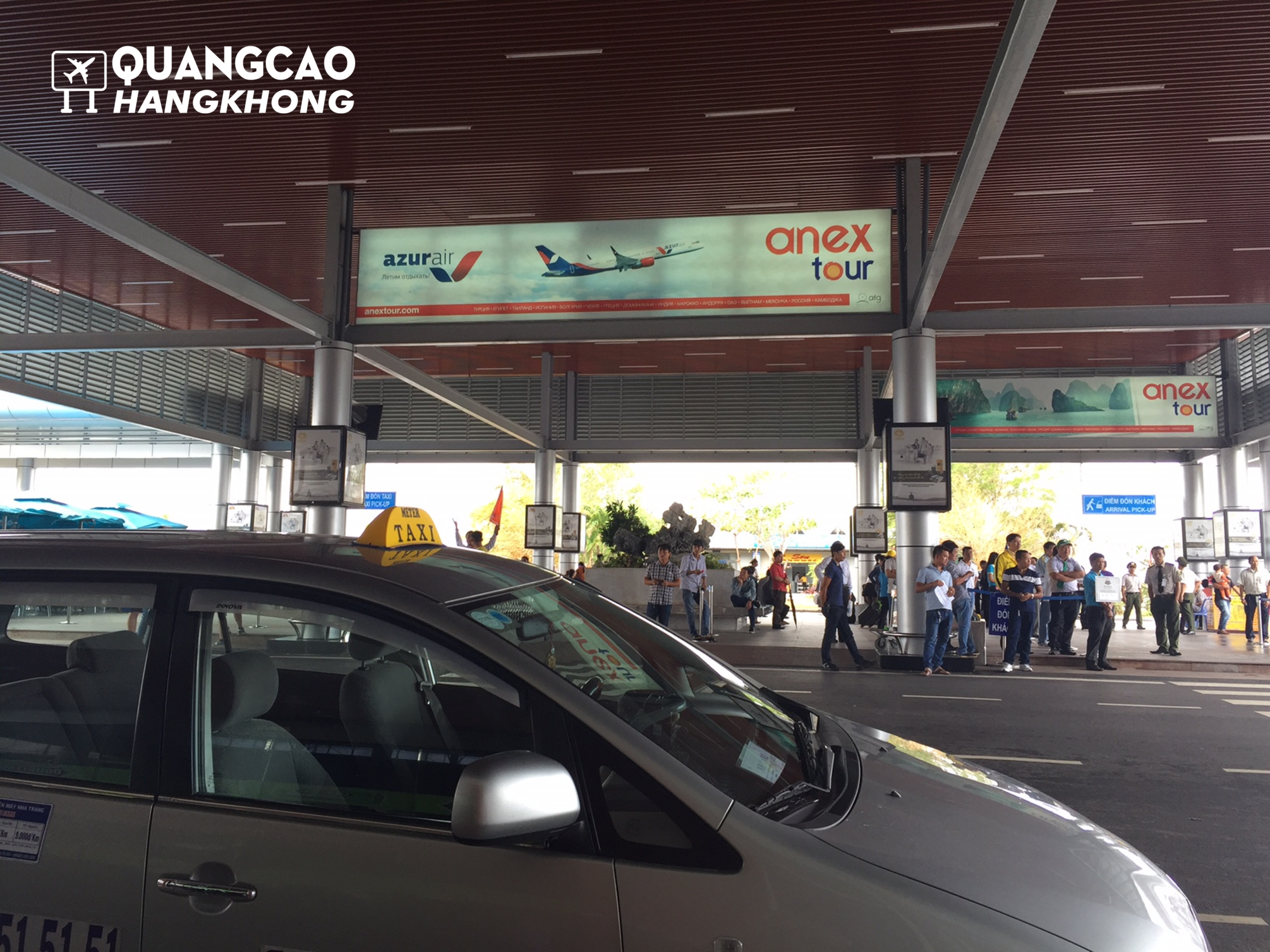 Pano quảng cáo tại khu vực chờ xe của sân bay