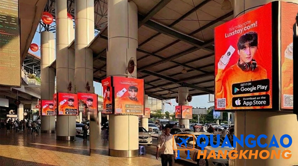 Các biển hộp đèn được lắp đặt dọc theo hành lang sảnh nhà ga