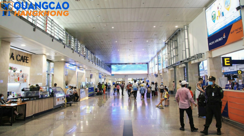 Biển hộp đèn quảng cáo sân bay Cam Ranh tại khu vực mua sắm và dịch vụ.