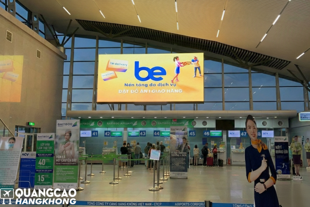 Biển hộp đèn quảng cáo sắc nét tại sảnh chờ sân bay hiện đại.