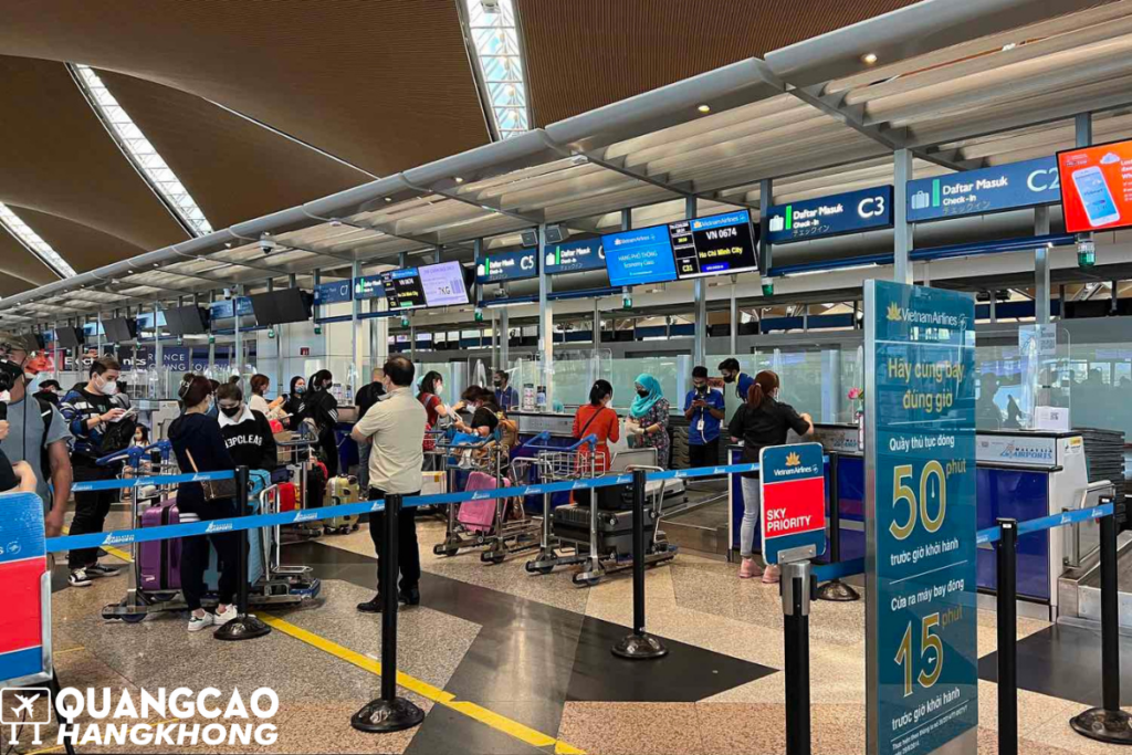 Biển hộp đèn quảng cáo tại khu vực quầy check-in sân bay