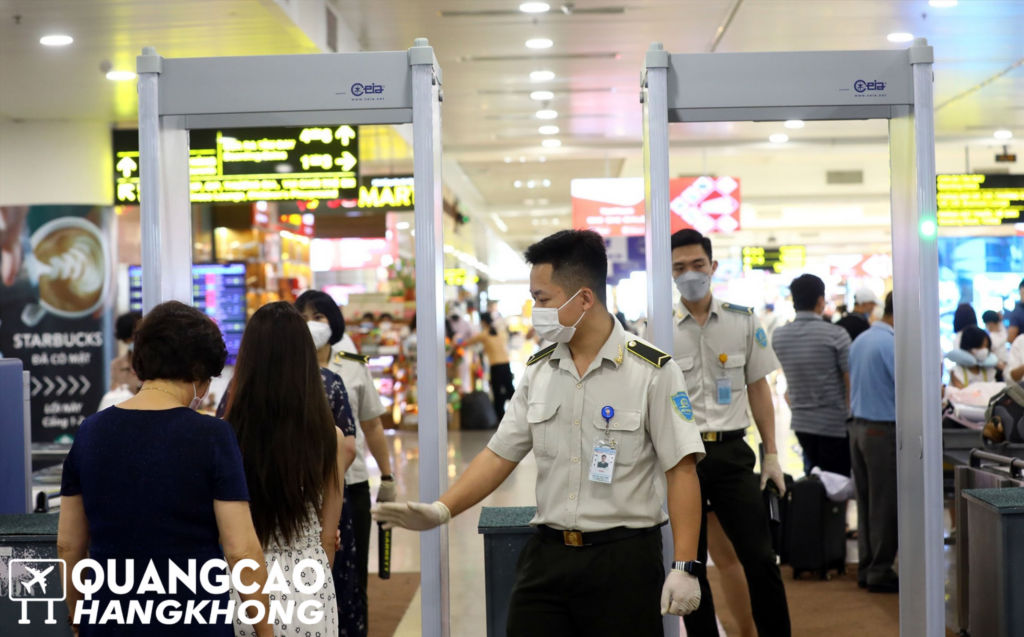 Biển hộp đèn quảng cáo sân bay Phù Cát tại khu vực soi chiếu