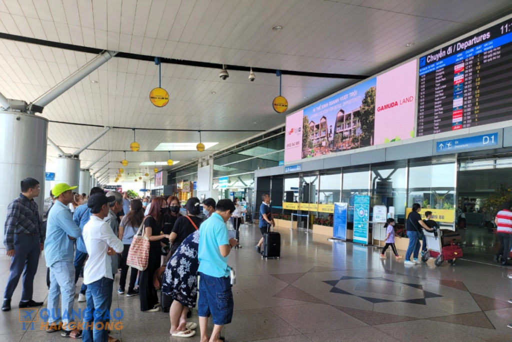 Vị trí biển hộp đèn quảng cáo sân bay tại cổng ra vào nhà ga.