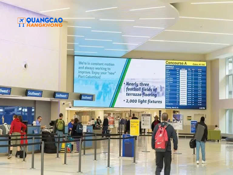 Quảng cáo màn hình LED tại sân bay thu hút hành khách và du khách.