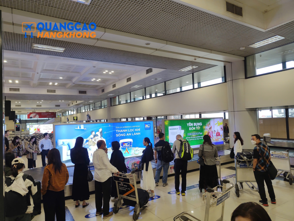 Quảng cáo tại khu vực băng chuyền hành lý thu hút hành khách chờ nhận hành lý