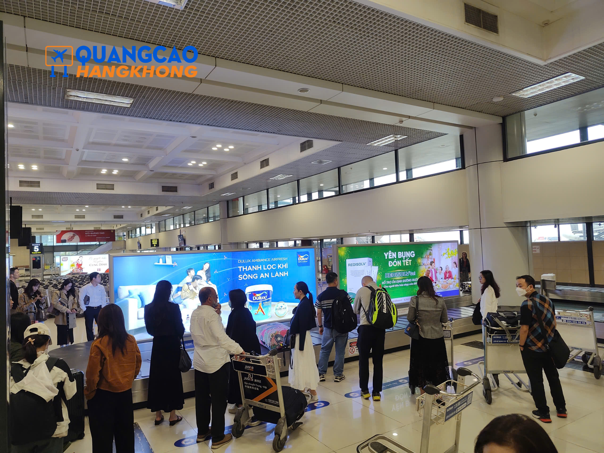 Quảng cáo tại khu vực băng chuyền hành lý thu hút hành khách chờ nhận hành lý