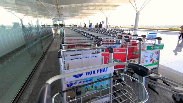 Hình thức quảng cáo xe đẩy hành lý ở sân bay Nội Bài