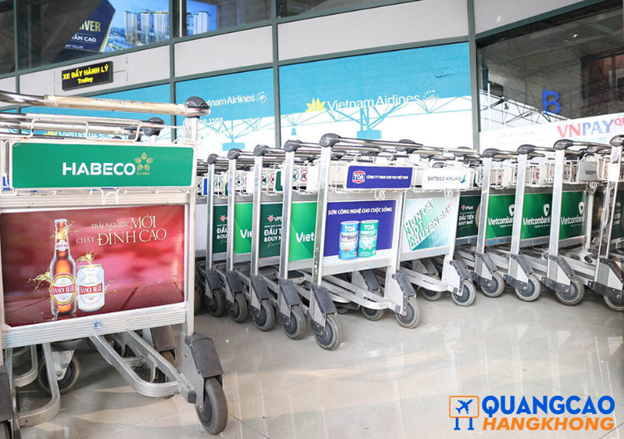 Hình thức quảng cáo bảng phía sau xe đẩy hành lý