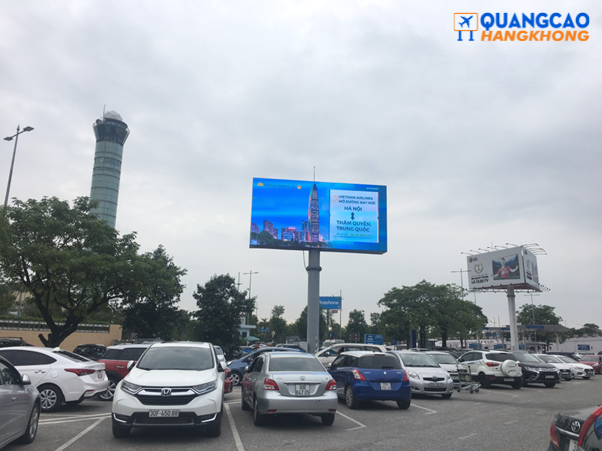Pano quảng cáo tại khu vực bãi đỗ xe sân bay
